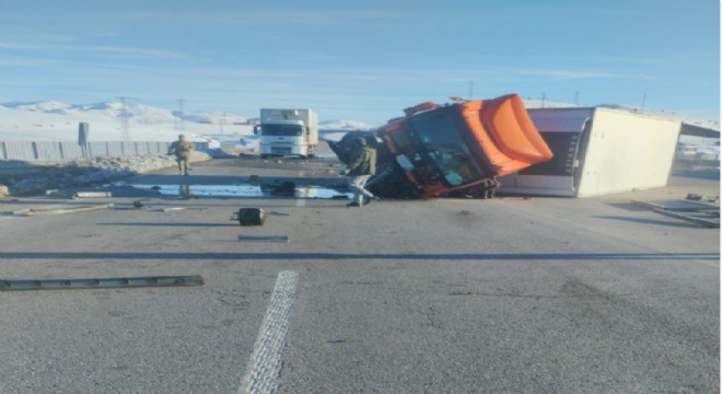 Bingöl’de tır devrildi: 1 yaralı