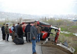 Otomobil, traktöre çarptı: 8 yaralı