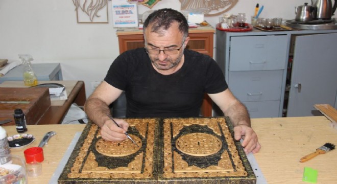 Ahşabı yakarak sanat eserine dönüştürüyor