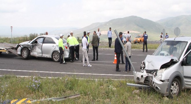 Ardahan yolunda kamyonet ile otomobil çarpıştı: 8 yaralı