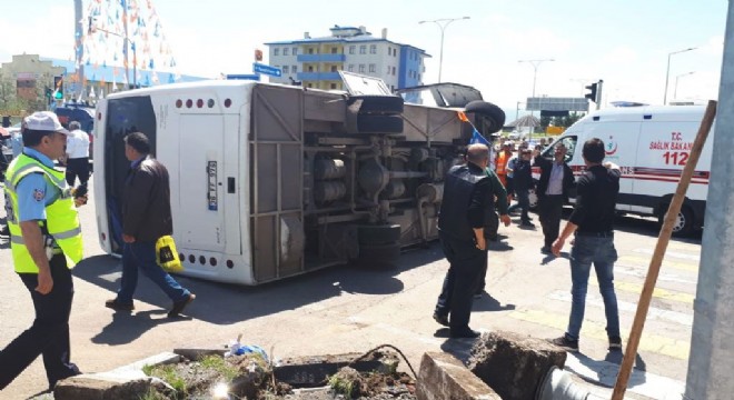 Askeri araç ile polis aracı çarpıştı: 18 yaralı