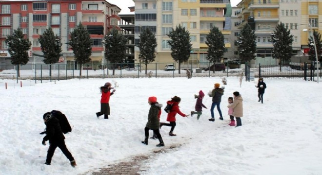 Bayburt'ta kar nedeniyle okullar bir gün tatil edildi