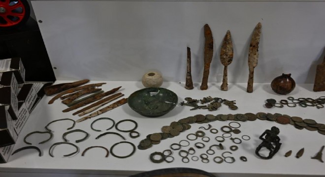 Çok sayıda silah ve tarihi eser ele geçirildi