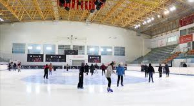 Erzurum’da Kur’an Kursu Öğrencilerine Buz Pateni Eğitimi