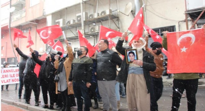 Hakkari annelerinin kar altında evlat nöbeti