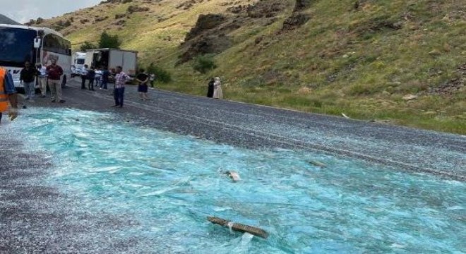 Karayolunda cam kırıkları trafiği olumsuz etkiledi