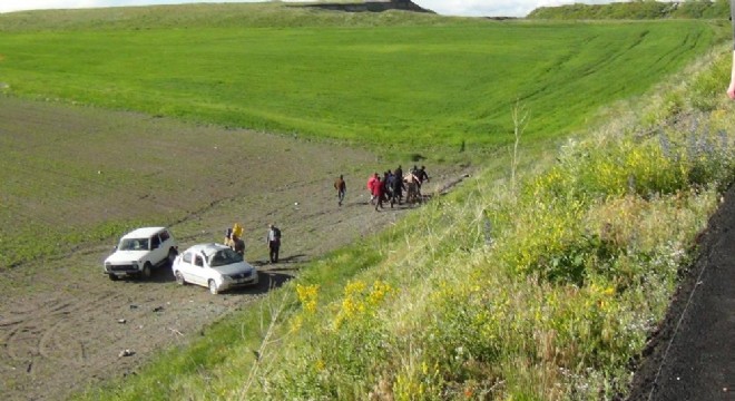 Kars yolunda otomobil devrildi: 2 yaralı