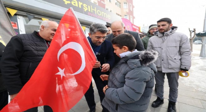 Küçükoğlu Aziziye’de bayrak dağıttı