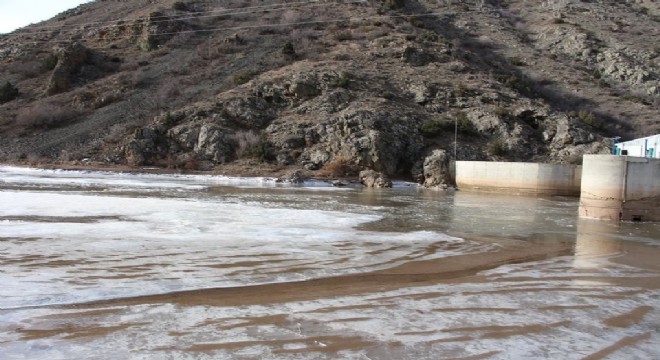 Oltu Çayı buz tuttu