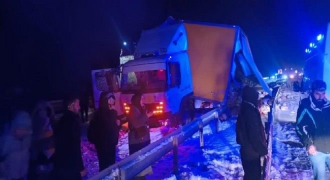 Otobüs kamyona çarpı: 9 yaralı