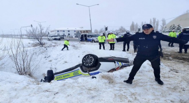Polis aracı şarampole devrildi: 2 polis yaralandı
