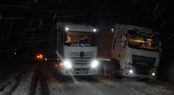 Sahara’da tırlar yolda mahsur kaldı