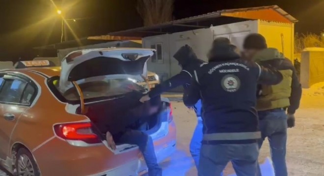 Taksi bagajından düzensiz göçmen çıktı
