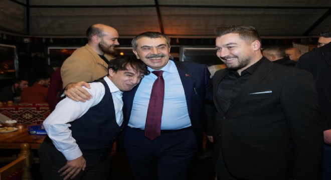 Tekin Ramazan çadırında gençlerle buluştu