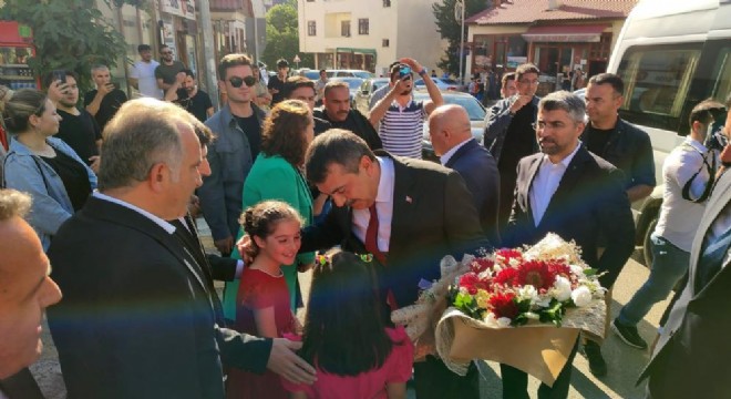 Tekin, Uzundere de çiçeklerle karşılandı