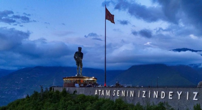 Türkiye nin en büyük Atatürk heykeli göz kamaştırdı