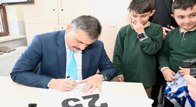 Vali Çiftçi ye forma imzalatma sürprizi