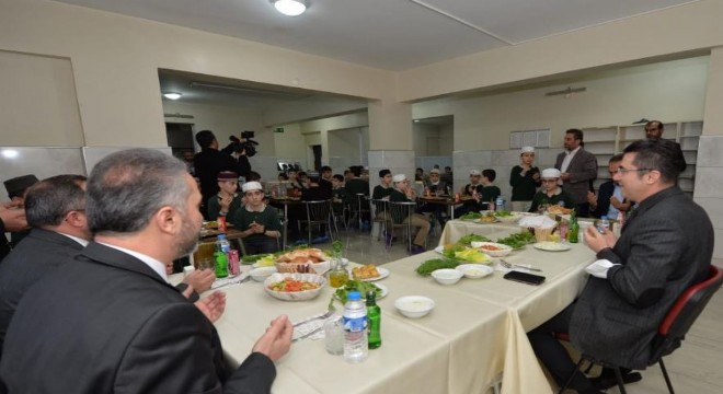 Vali Memiş hafızların iftar coşkusunu paylaştı