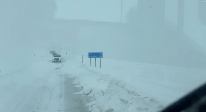 Yolcu otobüsü kayarak yoldan çıktı