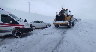 Ambulans kepçe ile çekilerek kurtarıldı