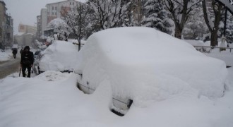 Arabalar kar altında kayboldu