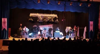 Aşkale'de tiyatro keyfi: 'Mavi Kolye' oyunu sahnelendi