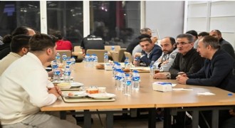 Baruş, öğrencilerle sahur sofrasında