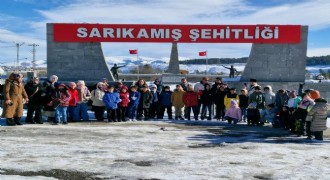 Başöğretmen öğrencilerinden şühedaya vefa