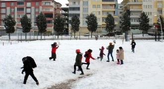 Bayburt'ta kar nedeniyle okullar bir gün tatil edildi