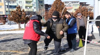 Beyaz bastonlarla engelleri aşmaya çalıştılar