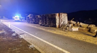 Bingöl yolunda saman yüklü kamyon devrildi