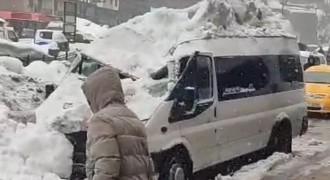 Çatıdan düşen kar minibüsü hurdaya çevirdi