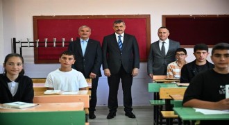 Çiftçi öğrencilerin karne heyecanını paylaştı