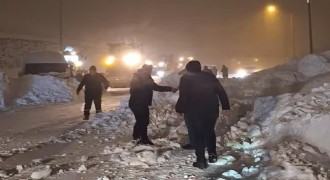 Çığ altında kalan tanker sürücüsü kurtarıldı