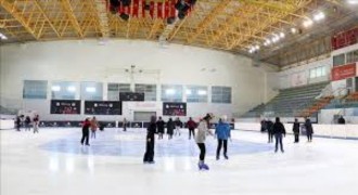 Erzurum’da Kur’an Kursu Öğrencilerine Buz Pateni Eğitimi