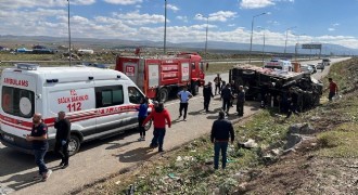 Kars yolunda minibüs ile kamyon çarpıştı: 4 yaralı