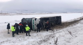 Kars yolunda yolcu otobüsü devrildi: 23 yaralı