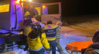 Mehmetçik paletli kar aracıyla yaşlı hastaya ulaştı