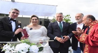 Özcan, Kızının nikahını kıydı