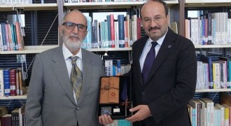 Prof. Dr. Karabey 12 bin 680 eseri ETÜ’ye bağışladı