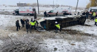 Servis devrildi: Sürücü ile 15 öğretmen yaralandı