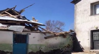 Tekman’da fırtına çatıları söktü