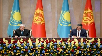 Tokayev’den Caparov’a Altın Kartal devlet nişanı