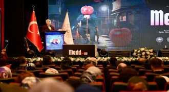 öktaş 'Medd-Up' sahne gösterisini izledi