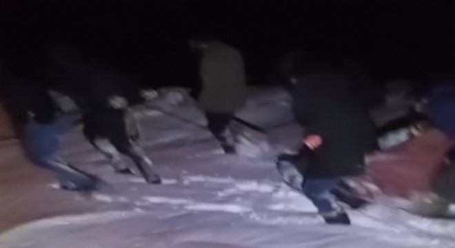 Leğenle taşınarak ambulansa ulaştırıldı